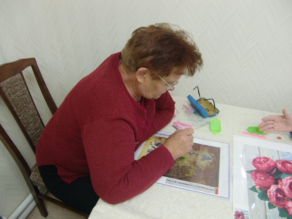 В Клубе Золотого возраста в Новодугинском райне организован мастер-класс по рисованию картин бисером
