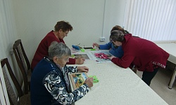 В Клубе Золотого возраста в Новодугинском райне организован мастер-класс по рисованию картин бисером