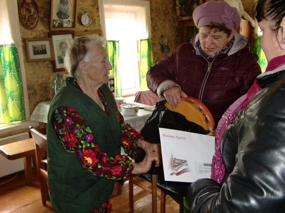 Социальные службы поздравили труженика тыла с юбилеем
